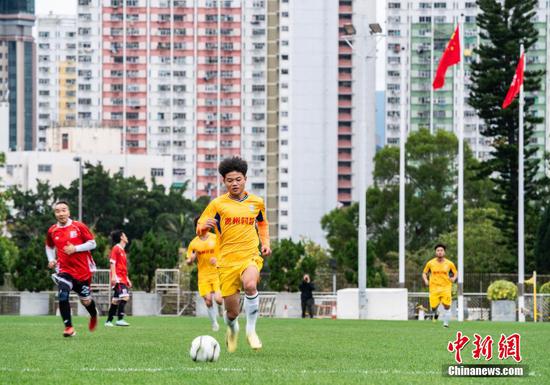 图为贵州村超队（黄衣）与穗港澳联队在比赛中。