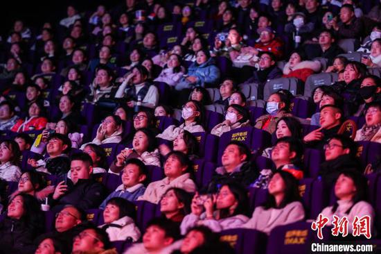 图为观众在贵州省贵阳市越界影城的IMAX GT厅观影《哪吒2》。 中新社记者 瞿宏伦 摄