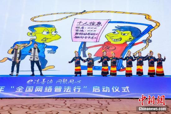 图为表演者在2025年“全国网络普法行”启动仪式上表演说唱节目。主办方供图 图为表演者在2025年“全国网络普法行”启动仪式上表演说唱节目。主办方供图
