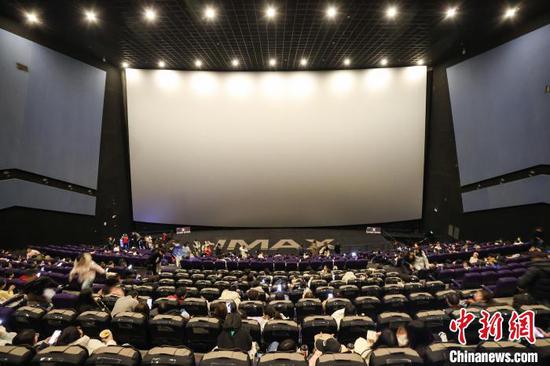 2月23日，观众有序进入IMAX GT厅。中新社记者 瞿宏伦 摄