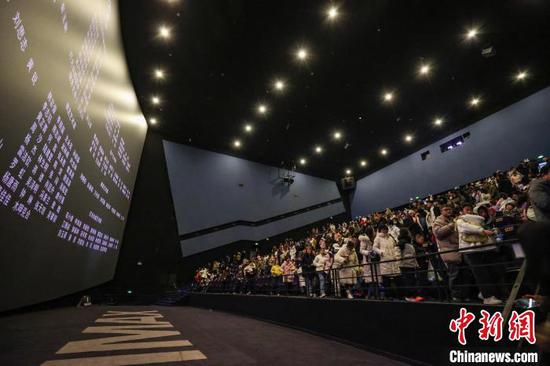 2月23日，《哪吒2》放映结束后观众走出IMAX GT厅。中新社记者 瞿宏伦 摄