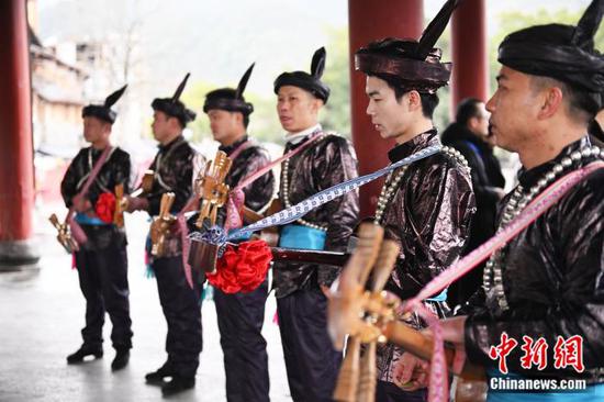 图为侗歌普法宣传队在侗寨表演“法治民歌”。中新网记者 李骏 摄 图为侗歌普法宣传队在侗寨表演“法治民歌”。中新网记者 李骏 摄