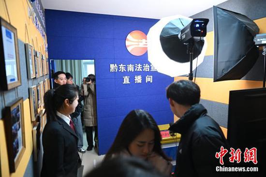 图为黔东南法治宣传直播间。中新网记者 李骏 摄