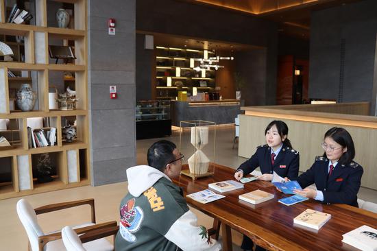 日前，黄果树旅游区税务局青年干部走进开元名都酒店，现场解答企业经营中遇到的税费问题。舒开培摄