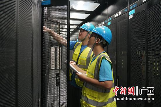 广西移动全面接入DeepSeek等国产AI大数据模型。唐文蔚 摄 广西移动全面接入DeepSeek等国产AI大数据模型。唐文蔚 摄