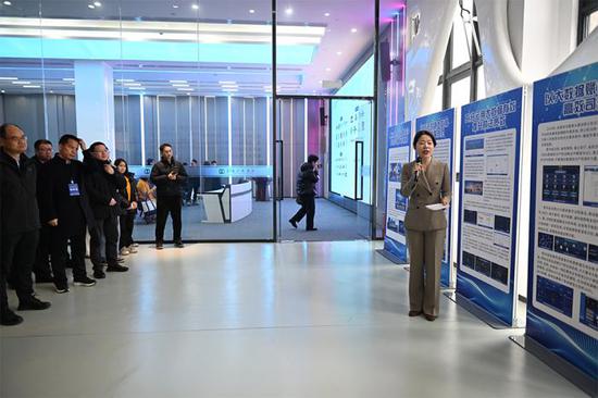图为大数据科创城工作人员介绍大数据相关情况。中新网记者 李骏 摄 图为大数据科创城工作人员介绍大数据相关情况。中新网记者 李骏 摄