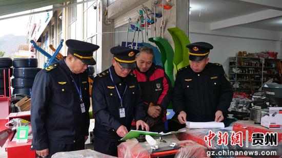 县农业综合行政执法大队在县城各个农资农机经营门店开展例行检查。 县农业综合行政执法大队在县城各个农资农机经营门店开展例行检查。