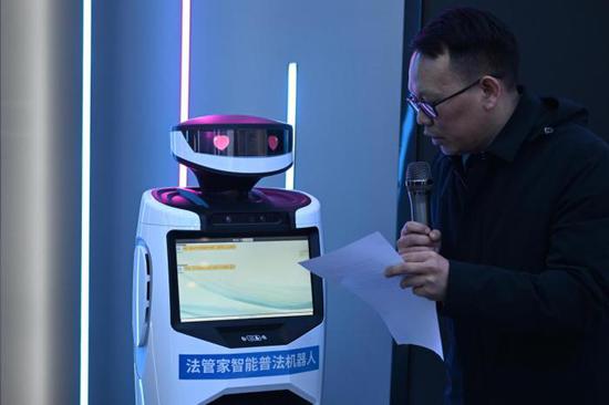 图为工作人员在演示“法管家智能普法机器人”的工作情景。中新网记者 李骏 摄 图为工作人员在演示“法管家智能普法机器人”的工作情景。中新网记者 李骏 摄