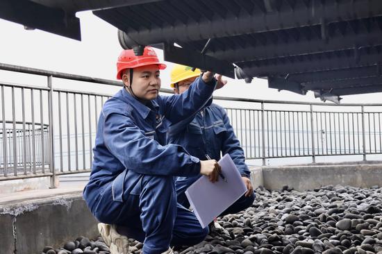 工作人员正在检查美酒河变电站设备。 工作人员正在检查美酒河变电站设备。