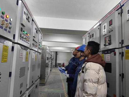 工作人员正在检查电酿酒企业设备 工作人员正在检查电酿酒企业设备