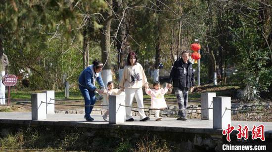 2月27日市民在贵阳市花溪公园踏青，享受春日暖阳。周燕玲 摄