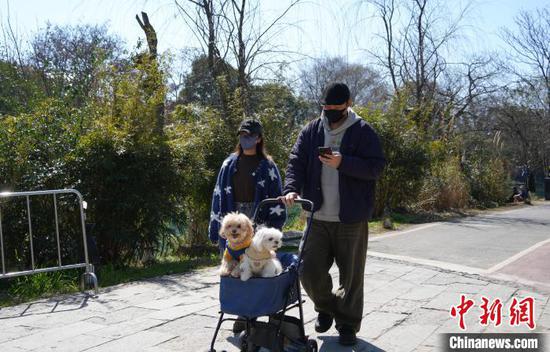 2月27日市民在贵阳市花溪公园推着宠物散步。周燕玲 摄