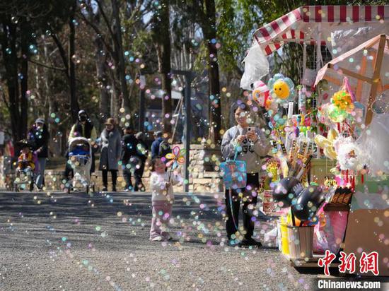2月27日市民在贵阳市花溪公园游玩。周燕玲 摄