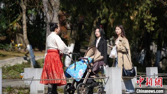 2月27日市民在贵阳市花溪公园踏青，享受春日暖阳。周燕玲 摄