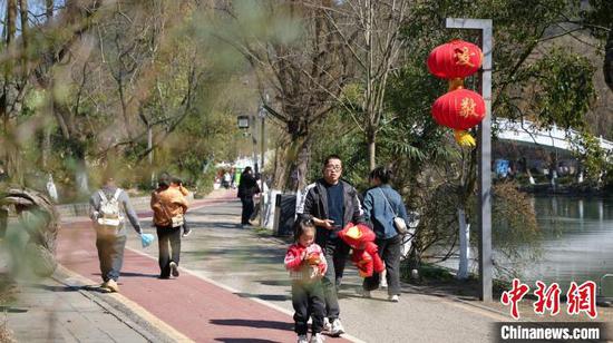 2月27日市民在贵阳市花溪公园踏青，享受春日暖阳。周燕玲 摄