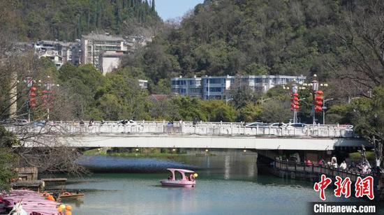 2月27日，贵州省贵阳市迎来了久违的晴好天气，市民纷纷走出家门，带着小孩或宠物前往公园乐享春日好时光。图为市民在贵阳市花溪公园乘船游玩。周燕玲 摄