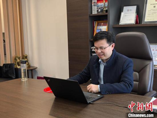 图为黄勇在工作中。(受访者供图) 图为黄勇在工作中。(受访者供图)