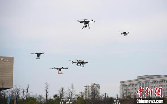 3月1日,贵阳贵安低空经济产业发布会暨首飞仪式在贵州省贵阳市举行,图为现场展示的飞行器。周燕玲 摄 3月1日,贵阳贵安低空经济产业发布会暨首飞仪式在贵州省贵阳市举行,图为现场展示的飞行器。周燕玲 摄