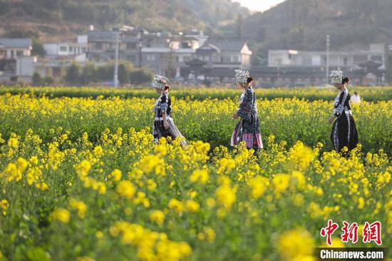3月1日,游客在金海雪山景区油菜花田里游玩。中新社记者 瞿宏伦 摄 3月1日,游客在金海雪山景区油菜花田里游玩。中新社记者 瞿宏伦 摄
