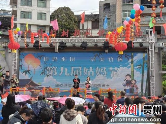 图为第九届“姑妈节”开幕式现场。 向红摄