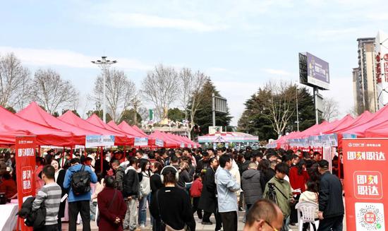 招聘会现场人头攒动