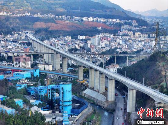 航拍新建贵州盘州至兴义铁路。 沪昆铁路客运专线贵州有限公司供图。 航拍新建贵州盘州至兴义铁路。 沪昆铁路客运专线贵州有限公司供图。