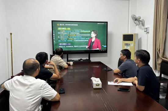 学习备考小组开展自主学习。韦佳玲 摄 学习备考小组开展自主学习。韦佳玲 摄