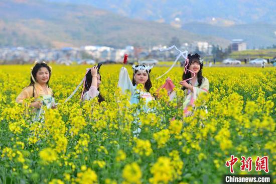 图为游人在从江县洛香镇上皮林村的油菜花海中游玩。卢忠南 摄 图为游人在从江县洛香镇上皮林村的油菜花海中游玩。卢忠南 摄
