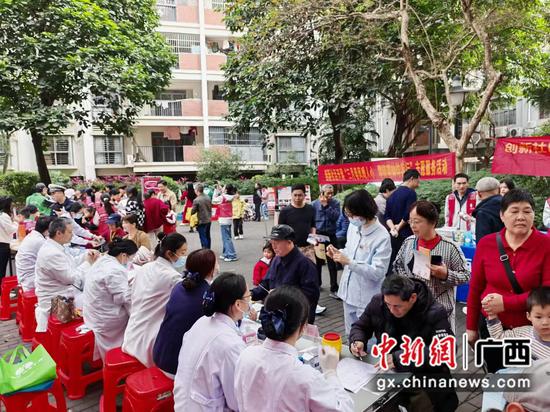 图为热闹的活动现场。 图为热闹的活动现场。