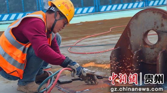 图为正在进行吊耳切除工作。江禾 摄 图为正在进行吊耳切除工作。江禾 摄
