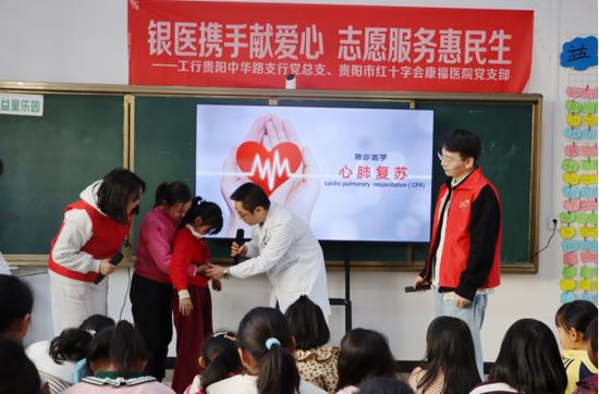 医生为孩子们讲解海姆立克急救法。 医生为孩子们讲解海姆立克急救法。