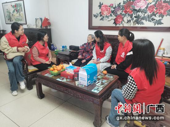 社区工作人员及志愿者上门走访慰问高龄老人。 社区工作人员及志愿者上门走访慰问高龄老人。