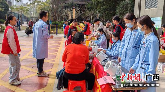 志愿者们在为居民测量血压。 志愿者们在为居民测量血压。