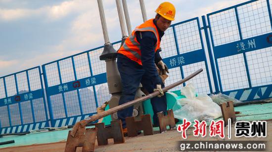 图为进行马板去除工作。江禾 摄 图为进行马板去除工作。江禾 摄