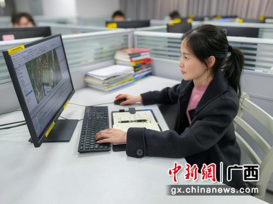 图为潘婵玲正在处理遥感数据。广西自然资源遥感院供图。 图为潘婵玲正在处理遥感数据。广西自然资源遥感院供图。