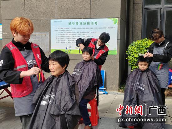 志愿者们在为居民理发。 志愿者们在为居民理发。