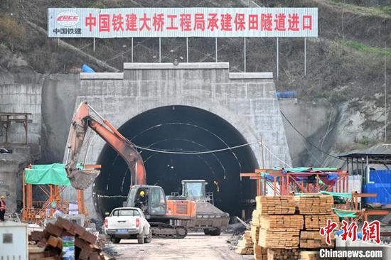 图为新建贵州盘州至兴义铁路保田隧道施工现场。 沪昆铁路客运专线贵州有限公司供图 图为新建贵州盘州至兴义铁路保田隧道施工现场。 沪昆铁路客运专线贵州有限公司供图
