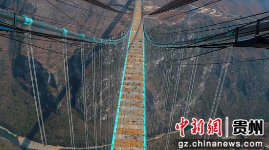 图为在建的世界第一高桥花江峡谷大桥。江禾 摄 图为在建的世界第一高桥花江峡谷大桥。江禾 摄