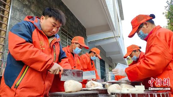 将去皮后的荔浦芋头切片。杨宗盛 摄 将去皮后的荔浦芋头切片。杨宗盛 摄