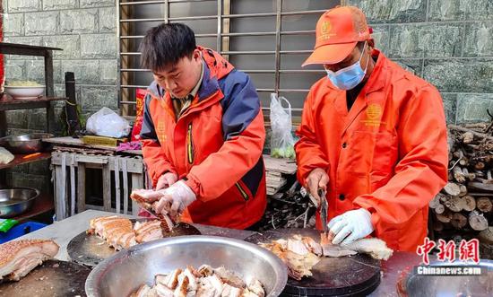 将炸好的五花猪肉切片。杨宗盛 摄 将炸好的五花猪肉切片。杨宗盛 摄