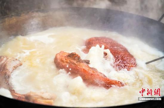 继续放入熬煮原汤里回锅煮皮退火。杨宗盛 摄 继续放入熬煮原汤里回锅煮皮退火。杨宗盛 摄