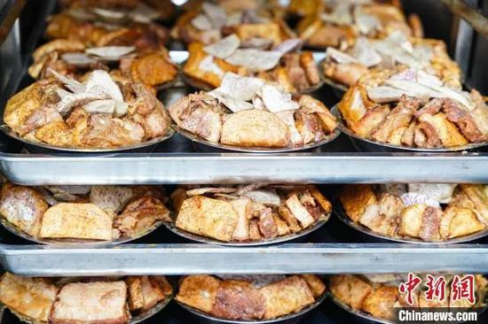 蒸笼里的荔浦芋扣肉。杨宗盛 摄 蒸笼里的荔浦芋扣肉。杨宗盛 摄