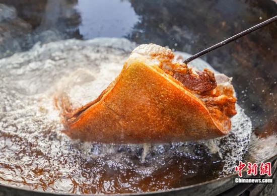 油炸五花猪肉。杨宗盛 摄 油炸五花猪肉。杨宗盛 摄