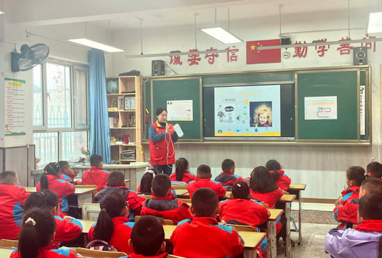 国网阿克苏供电公司“白水胡杨”青年志愿服务队在新和县第二小学开展用电安全进校园宣讲活动。张浩 摄 国网阿克苏供电公司“白水胡杨”青年志愿服务队在新和县第二小学开展用电安全进校园宣讲活动。张浩 摄