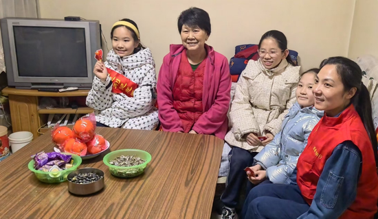 国网克拉玛依供电公司“青春光明行”青年志愿服务队入户走访服务居民客户。何超超 摄 国网克拉玛依供电公司“青春光明行”青年志愿服务队入户走访服务居民客户。何超超 摄
