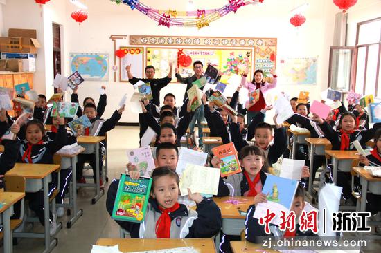 库车市阳明小学的孩子们与收到书籍合影。 胡涛波供图 库车市阳明小学的孩子们与收到书籍合影。 胡涛波供图