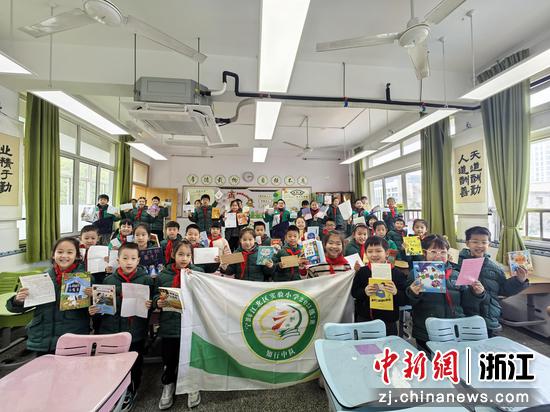 宁波市江北区实验小学的孩子们与寄送书籍合影。 严雯供图 宁波市江北区实验小学的孩子们与寄送书籍合影。 严雯供图