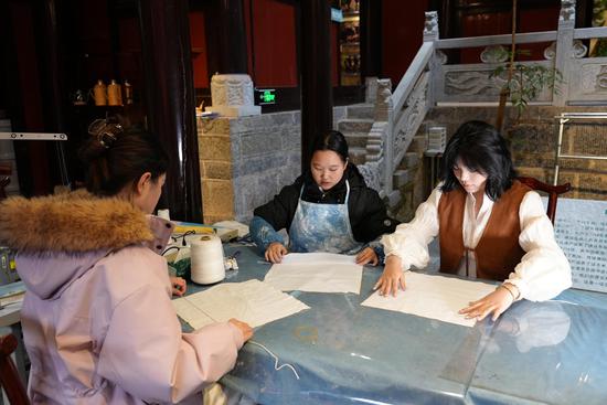 游客体验扎染 游客体验扎染