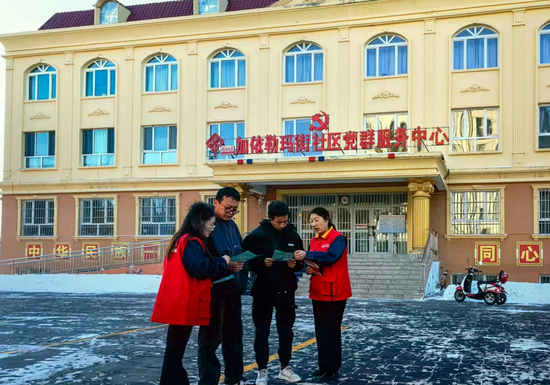 国网塔城供电公司青年志愿服务队在裕民县加依勒玛街社区便民服务点为居民讲解用电注意事项。李盼伟 摄 国网塔城供电公司青年志愿服务队在裕民县加依勒玛街社区便民服务点为居民讲解用电注意事项。李盼伟 摄