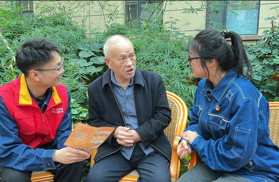 国网昌吉供电公司组织青年志愿者到昌吉市厚德康养家园开展“春日学雷锋 情暖老人心”志愿服务活动。图为青年志愿者正在给园内老人科普安全用电知识。刘晓萱 摄 国网昌吉供电公司组织青年志愿者到昌吉市厚德康养家园开展“春日学雷锋 情暖老人心”志愿服务活动。图为青年志愿者正在给园内老人科普安全用电知识。刘晓萱 摄